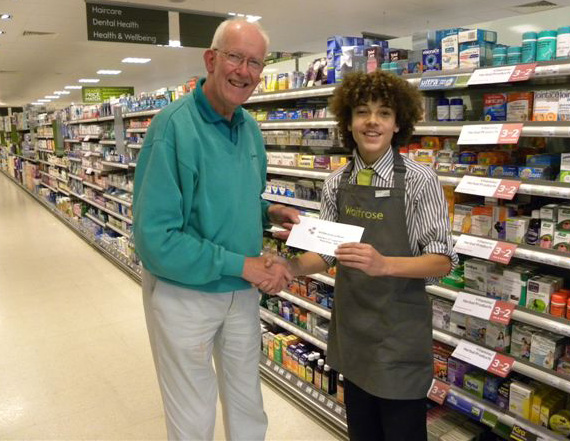 Anthony Oliver, Chairman, Wimborne in Bloom presents Nayim Bejjada
with his first prize winnings