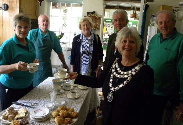 The Mayor and Escort arriving for Coffee with Barbara
Finlayson and Wimborne in Bloom Committee Members Jean Hooker, Peter Glancy
and Les Halton
