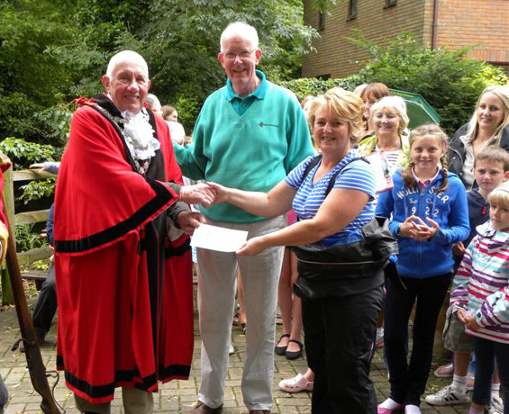 The Mayor Cllr John Burden with Chairman,Anthony Oliver presents
Sally Bishton with her 4th prize winnings