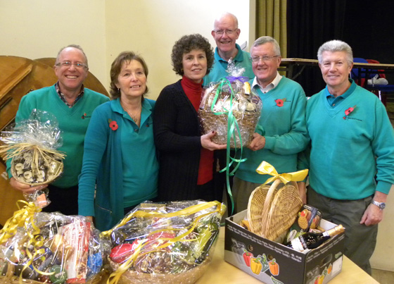 Dinah Ingle-Finch being presented with her Hamper (prize No. 4) by Richard
Nunn, Chairman, Wimborne in Bloom together with other members of the
Wimborne in Bloom Committee