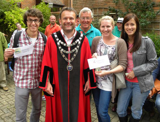 The Mayor, Cllr. Andy Hampton and Chairman of Wimborne
in Bloom with from the left Florian Kaltenberger (joint 2nd prize
winner),Nina Fionda (4th prize winner) and Anna Pazos (joint 2nd Prize
winner)