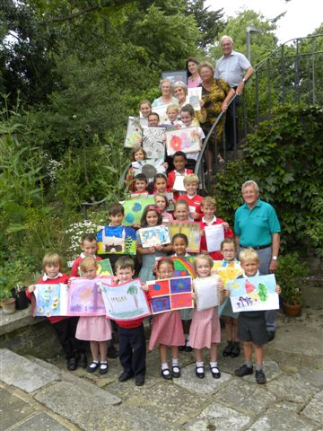 Wimborne in
Bloom Art and Poetry Competition winners
who were able to attend the photocall together with the
Chairman of Wimborne in Bloom Richard Nunn
